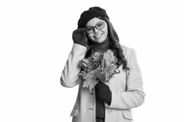 Sonbahar tarzı bir kız. Sonbahar modası. Genç bir kızın elinde sonbahar yaprakları. Sonbahar yaprakları ve beyaz tenli genç bir kız. Sonbahar bereli genç kız. Sonbahar yaprakları. Mevsimlik güzellik.