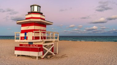 Miami Sahil İskelesi. Miami Sahili 'ndeki ikonik cankurtaran kulesi. Miami sahili sahili manzaralı. Ünlü Güney Sahili cankurtaranı. Miami 'deki tropik cennet. Miamis sahilinde Art Deco cankurtaranı