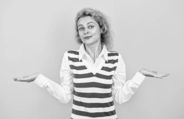 Kızıl saçlı kadın gündelik tarzda. Sıradan moda. Profesyonel iş kadını şirket lideri. Kadın yönetici sarıda tek başına duruyor. Beyaz, genç, şık bir iş kadını. Zor seçim..