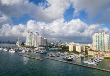 Miami marinasındaki lüks yatların hava manzarası. Miami marinasındaki tekne ve gökdelenlerin manzarası.