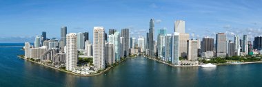 Brickell ufuk çizgisinin havadan görüntüsü. Brickell Miami 'nin panoramik şehir manzarası. Brickell 'in gökdelenleri. Miami Beach 'teki Brickell manzarası. Miami 'deki ikonik iş kuleleri
