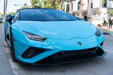 Miami, Florida, ABD - 05 Aralık 2024 Lamborghini Huracan üstü açık spor araba. Lüks Lamborghini Huracan. Araba Lamborghini Huracan açık havada. Lamborghini Huracan EVO, köşe manzaralı.