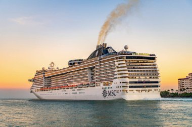 Miami, Florida, ABD - 21 Aralık 2024: MSC yolcu gemisi. Gemi turu ve deniz seyahati. Gemi gün batımında limandan ayrılıyor. MSC Divina yolcu gemisi yolculuğu. Yaz tatilinde gezmek.