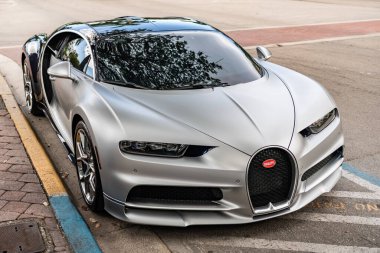 Miami, Florida, ABD - 02 Nisan 2025: gümüş maddeli spor araba, süper araba köşesi manzaralı. Bugatti Chiron spor hiperaraba. Lüks hiperaraba spor araba Bugatti Veyron. Araba Bugatti Chiron dışarı park etmiş..