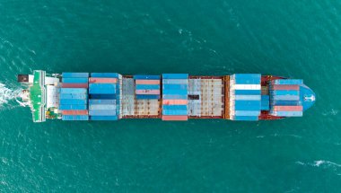 Kargo işi. Konteyner gemisi. Nakliye lojistiği. Ticari nakliye. Kargo gemisi denizde, hava manzaralı. Yük konteynırı kargo gemisine yüklendi. Konteynırlı bir hava kargo gemisi. Gemi seyrüsefer.