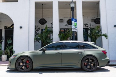 Miami, Florida, ABD - 21 Nisan 2025 Lüks araba Audi RS6. Araba Audi RS6 dışarıda park edilmiş. Yeşil mat araba, yan görüş. 2025 Audi RS6 arabası.