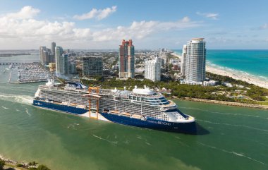 Miami, Florida, ABD - 11 Mayıs 2025: Ünlüler gemi seyahatleri. Gemi turu ve deniz seyahati. Gemi Miami limanından ayrılıyor. Yolcu gemisi yolculuğunun ötesinde bir şöhret. Yaz tatilinde gezmek.