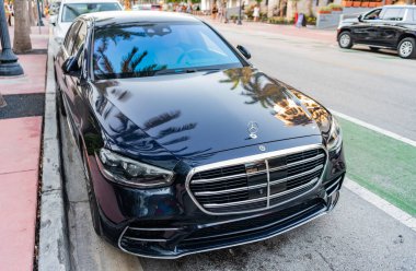 Miami, Florida, ABD - 07 Nisan 2025 Mercedes Benz S Sedan Car. Lüks sedan Mercedes Mercedes Mercedes Mercedes Mercedes Mercedes Benz açık havada parladı. Siyah araba, alçak görüş..