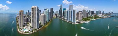 Miami 'deki Brickell Panoraması. Güneşli bir günde Miami 'nin gökyüzü manzarası. Miami Plajı ve Brickell 'in panorama manzarası. Brickell ünlü bir panorama. Miami şehir merkezi manzarası