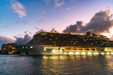 Miami, Florida, ABD - 16 Aralık 2024: MSC Sahil Seyahati. Yaz tatilinde gemi turu. MSC yolcu gemisinde. Gemi turu ve deniz seyahati. Geceleyin aydınlanan gemi.