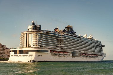 Lüks deniz tatili. Gemi seyahati. Yaz tatilinde Majestic yolcu gemisi. Gemi seyahati ve deniz seyahati. Lüks yolcu gemisi manzarası. Gemi Miami sahil limanından ayrılıyor. Lüks gemi seyahatleri.