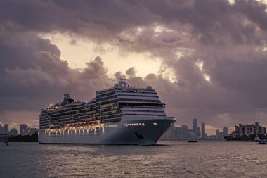 Gece limanında gemi. Lüks deniz tatili. Gemi seyahati. Yaz tatilinde Majestic yolcu gemisi. Gemi seyahati ve deniz seyahati. Aydınlatılmış lüks yolcu gemisinin görüntüsü.