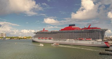 Yaz tatilinde Majestic yolcu gemisi. Gemi seyahati ve deniz seyahati. Lüks yolcu gemisi manzarası. Gemi Miami sahil limanından ayrılıyor. Lüks deniz tatili. Gemi seyahati. Lüks konaklama.