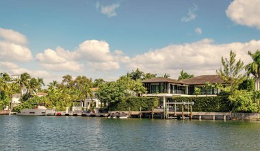 Yazın tatil binası. Lüks liman evi. Otel binası. Konut mimarisi. Modern bina. Waterfront City Panorama 'da bir apartman dairesi. Rıhtım manzaralı ev.