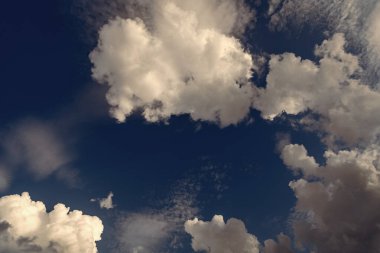 Mavi gökyüzü ve birkaç bulut. Gökyüzü çok parlak ve bulutlar her yere dağılmış. Mavi gökyüzünde güzel bir bulut. Gökyüzünde beyaz kabarık bulutlar