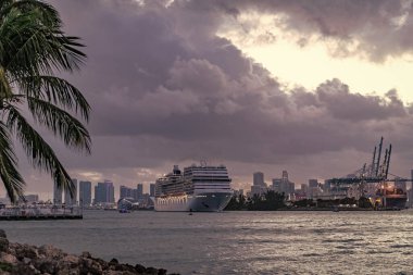 Gemi seyahati ve deniz seyahati. Aydınlatılmış lüks yolcu gemisi manzarası. Gece limanında gemi. Lüks deniz tatili. Gemi seyahati. Miami limanı. Yaz tatilinde Majestic yolcu gemisi.