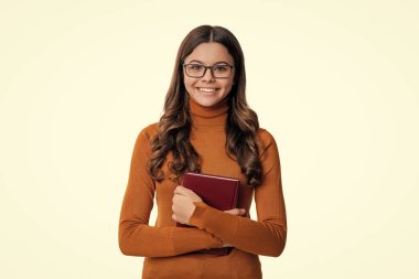 Kitap okuyan liseli kız beyazlar arasında izole edilmiş. Genç kız gözlüklü okuyor. Eğitim ve bilgi. Bilgi toplama günü. Kendi kendine eğitim. Kitap sever. Okula dönelim. Okul eğitimi.