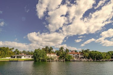 Konut mimarisi. Modern bina. Rıhtımda bir apartman dairesi. Rıhtım manzaralı ev. Yazın tatil binası. Lüks liman evi. Otel binası. Lüks yaşam tarzı.