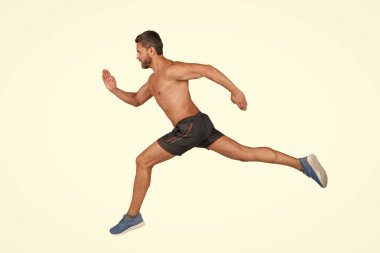 Sporcu koşucusu beyazla tek başına koşuyor. Spor koşusu. Kaslı adam koşuyor. Sporcu koşucu. Sporcu adam antrenman için koşuyor. Sporcu adam koşusu. Koşucu uzun spor koşusunda. Enerji Verici.