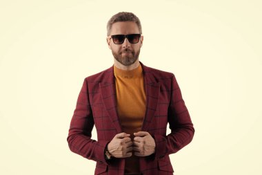 Beyaz tenli şık bir adam. Yakışıklı İspanyol adam modayı takip ediyor. Erkekler için moda. Ceket ve güneş gözlüğü takan kendinden emin bir iş adamı. Erkek modası. Yüksek moda erkeksiliği.