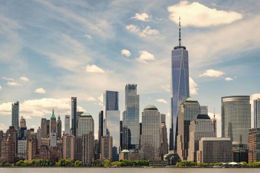 New York finans bölgesi manzarası Paulus Kanca İskelesi Jersey City, New Jersey 'de. New York, ABD. Manhattan, New York, New York, New York, Skyline. New York 'taki Lower Manhattan ve One World Trade Center, New Jersey Panoramic view on Manhattan
