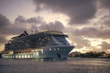 Deniz gezisi. Seyahat ve seyahat, bayrak. Gemi seyahati. Yaz tatilinde yolcu gemisine bakın. Denizde seyahat et. Yolcu gemisinde tatil. Lüks yolcu gemisi. Gemi port 'tan ayrılıyor.