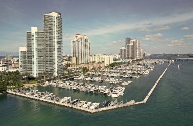Yaz tatili. Lüks Güney Sahili marinası. Lüks bir yat. Miami güney sahili manzaralı. Yat kulübü. Marina Miami, Florida 'da. Biscayne Körfezi. Lüks yatı olan Miami marinası. Marina Limanı.