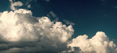 Beyaz bulutlu gökyüzü. Güzel beyaz bulutlu mavi gökyüzünde yumuşak güneş ışığı, doğa manzaralı yumuşak beyaz bulutlar pastel mavi gökyüzü arka planında.