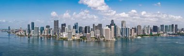 Miami 'de Brickell' in hava manzarası. Güneşli bir günde Miami 'nin göbeğinde. Miami Sahili ve Brickell 'in manzarası. Miamis Gökdelenleri. Brickell 'in ünlü simgeleri. Miami şehir merkezi manzarası