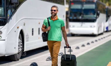 40 'lı yılların turisti yaz tatilinde. Seyahat bagajı. Yaz turu. Gezgin yaz tatilinin tadını çıkar. Sokakta yürüyen İspanyol turist. Tropikal şehirde bavullu bir turist.