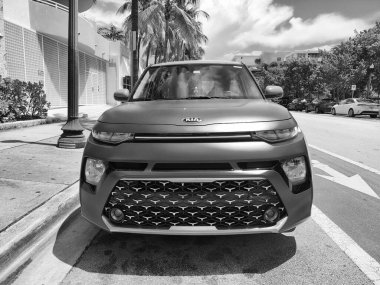 Miami Beach, Florida USA - 8 Haziran 2024 Miami Beach 'te Kia soul Pembesi. Kia soul gt imzası özel Kore arabasıdır. ön görünüm