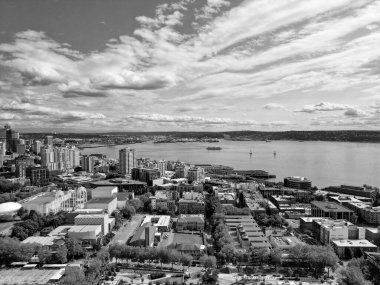 Seattle manzarasının havadan görünüşü. Uzay iğnesinin hava manzarası. Panorama Havalimanı Seattle şehir manzarası. Amerikan modern Seattle bölgesi. Metropolis şehir manzarasının mimarisiyim. Elliott Körfezi.