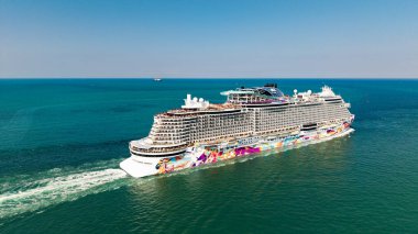 Miami, Florida, ABD - 16 Nisan 2025: gemi Miami limanından ayrılıyor. NCL. Norveç Aqua yolcu gemisi yolculuğu. Yaz tatilinde gemi turu. Norveç yolcu gemisi. Gemi turu ve deniz yolculuğu..