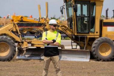 İnşaat alanında mühendis var. Denetmen işçi üniforma giyer. İşteki en üst düzey yönetici. İşçi bayramı. Binanın dış tarafında. Şantiyedeki adam. İnşaat mühendisliği.