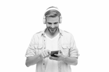 Müzik yaşam tarzı. Ses çalma listesi. Kulaklıklı adam. Kulaklıklı adam telefonda mp3 çalma listesini seçiyor. Akıllı telefon uygulamasını beyazlar içinde kullanan adam. Telefonla müzik dinlemek. İnternette sohbet..
