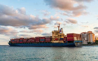 Miami, Florida, ABD - 25 Kasım 2024: Kargo Annie B Monrovia gemi hizmetleri deniz manzaralı, hava manzaralı. Kargo gemisinde nakliye konteynırı. Kargo gemisi. Konteyner gemisi.