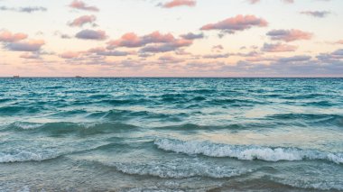 Deniz ufku manzarası. Yaz tatilinde bulutlu gökyüzü ve deniz manzarası. Deniz ufkuyla gökyüzü. Deniz doğarken sakin ufuk manzarası. Deniz manzarasında romantik yaz tatili gündoğumu.