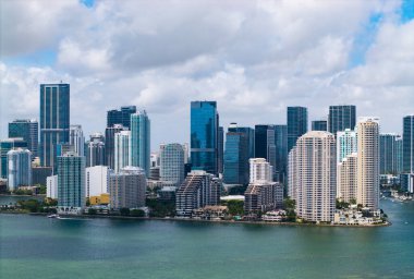 Miami şehir merkezindeki Brickell ufuk çizgisinin hava görüntüsü. Modern gökdelenler Biscayne Körfezi 'nden yükseliyor. Miamis finans bölgesinin manzara manzarası