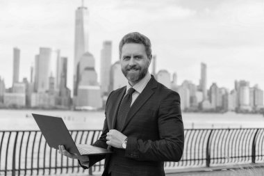 Adam internet tarayıcısından iş e-postası ve sörf yolluyor. New York 'ta serbest çalışan bir iş adamı. İnternette çalışan bir iş adamı. İş adamı dışarıda bilgisayar ya da dizüstü bilgisayarda çalışmakla meşgul. Fırsatları yakala.