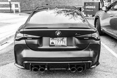 Seattle, WA, ABD - 22 Temmuz 2024: Matte Black BMW M4 Yarışması. BMW, lüks araç ve motosiklet üreticisi bir Alman çokuluslu üreticisi. BMW prestijli bir arabadır. arka plan.