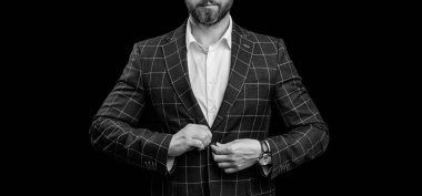 İşadamı siyahta izole edilmiş. Takım elbiseli bir iş adamı. Olgun iş adamı. İş adamı portresi. Başarılı bir iş. Girişimcinin başarısı. Ofis müdürü. Kırpılmış görünüm.