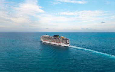 Miami, Florida, ABD - 10 Mayıs 2025: Gemi turu ve deniz yolculuğu. Gemi limandan ayrılıyor. Deniz yolculuğu. MSC World America yolcu gemisi yolculuğu. Yaz tatilinde gemi turu. MSC seyahat şirketinde..