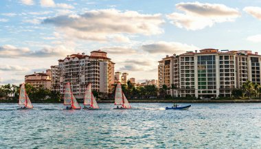Denizdeki yat yarışları. Yaz tatilinde deniz tatili. Fisher Adası Binası. Yelkenli yat. Miami 'de yatçılık. Tekne ve yat gezisi. Spor yaşam tarzı. Yaz tatilleri. Yelkenli yarışı.