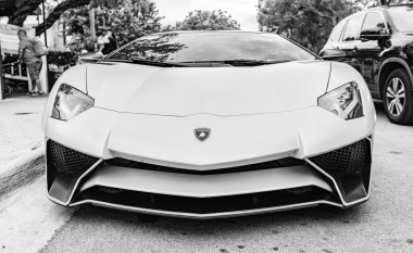 Miami Beach, Florida USA - 9 Haziran 2024 L2022 Lamborghini Aventador LP 780-4 Ultimae Green Miami plajında. Lamborghini lüks bir İtalyan otomobil üreticisi.