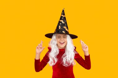 Cadılar Bayramı kostümlü cadı kız sarıda izole edilmiş. Şeker mi şaka mı? Cadılar Bayramı 'nın tüm bayramlarını kutlayın. Tüm Cadılar Bayramı. 31 Ekim. Cadı kostümlü genç kız. Mutlu Cadılar Bayramı. Bir dilek tut..