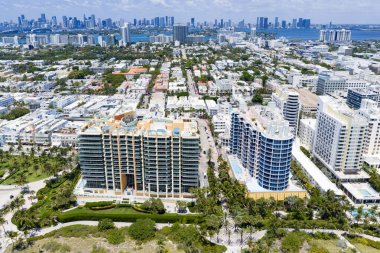 Miami kumsalının insansız hava görüntüsü. Miami Sahili 'nin ve okyanus dalgalarının geniş bir drone görüntüsü. Miami sahili yukarıdan çekildi