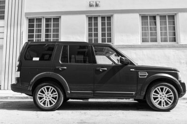 Miami Beach, Florida USA - 10 Haziran 2024 Miami Beach 'te Land Rover Discovery 4. Kiraz kırmızısı Land Rover Discovery 4.s ide view