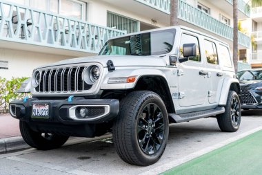 Miami, Florida, ABD - 18 Aralık 2024 Jeep Wrangler 4xe Sahara hibrit beyaz SUV araba. SUV Jeep Wrangler Sahra. Araba beyazı Jeep Wrangler Sahara açık havada. Jeep Wrangler, köşe manzaralı..