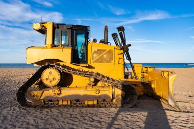 Endüstriyel ağır ekipman. Buldozer ya da dozer makineleri. Kovada kum olan eski bir buldozer ekipmanı. Boğa dozer ağır makineler. İnşaat dozer.