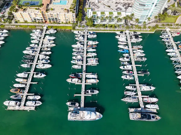 Yat limanına yanaşmış lüks yatların en üst görüntüsü. Tekneler ve yelkenliler Manzaralı deniz kıyısında